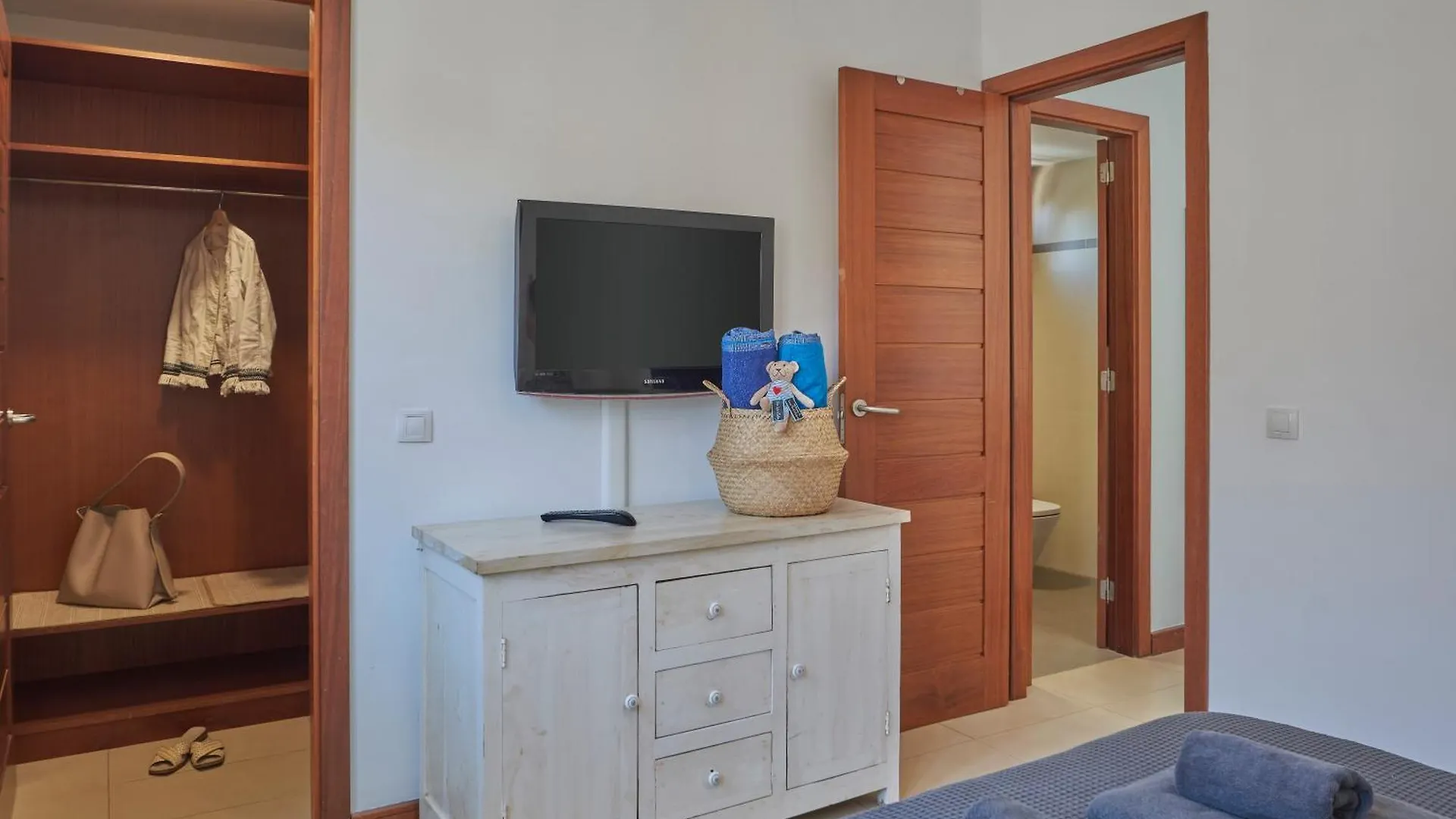 Calero Surfin - Shared Pool, 10 Minutes Walking To Harbour Apartment Puerto Calero Spain