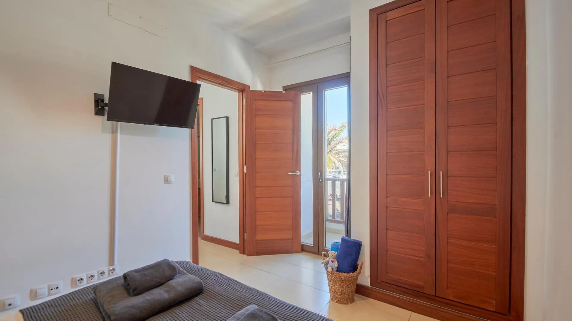 Calero Surfin - Shared Pool, 10 Minutes Walking To Harbour Apartment Puerto Calero